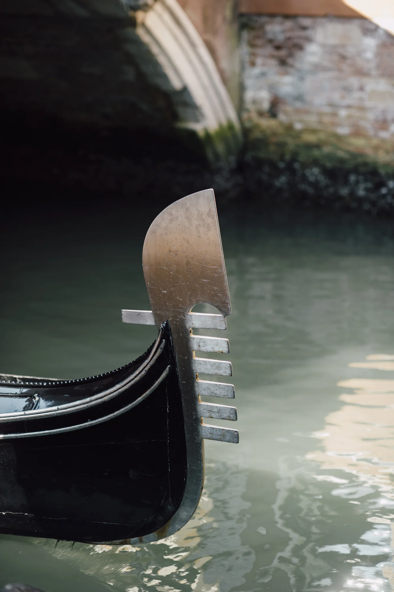 gondola-elopement-venice-italy
