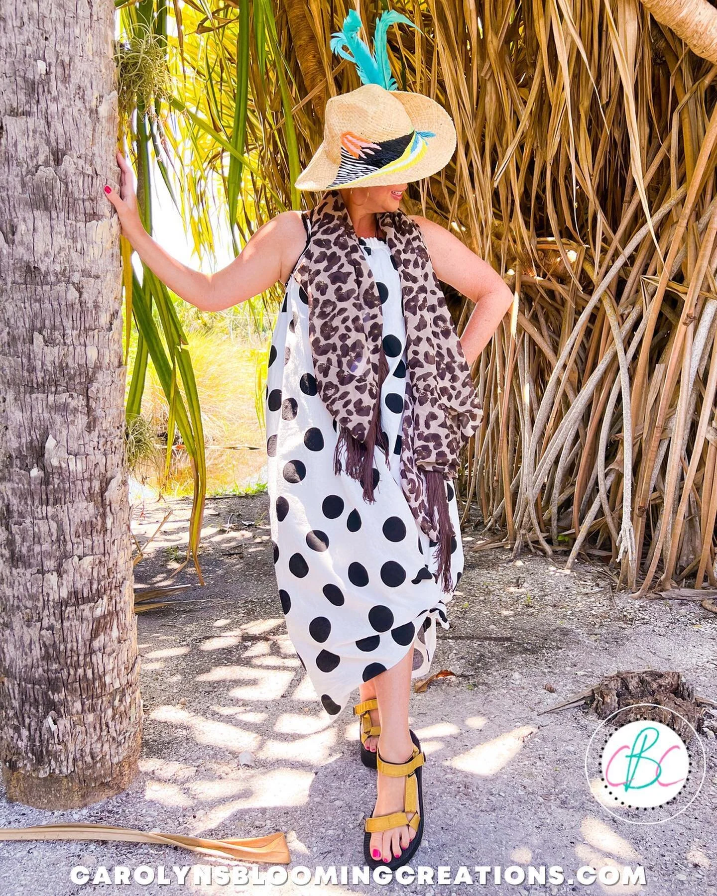 Holding onto summer in this outfit 🥰 

I bought the @iamtabithabrown hat online in June and it came extremely bent. So, as I always do, I turned lemons into lemonade!

I stitched the bent side back, glued on some feathers I already had, then used ta