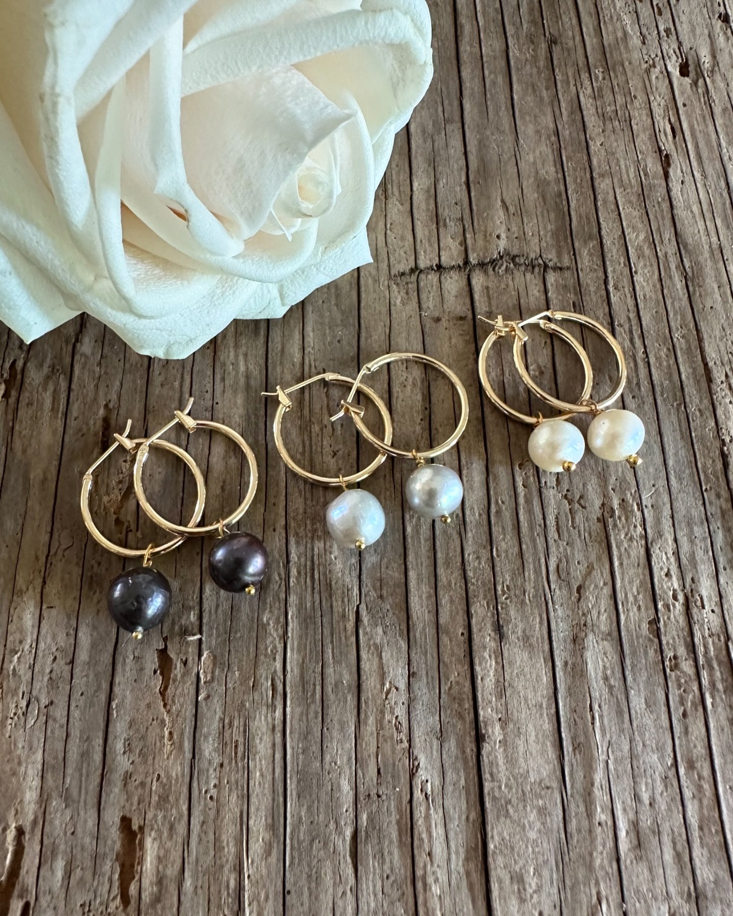 The perfect gift for Mother&rsquo;s Day🐚
&bull;
&bull;
&bull;
#pearlearrings #hoopearrings #goldhoopearrings #mothersdaygift