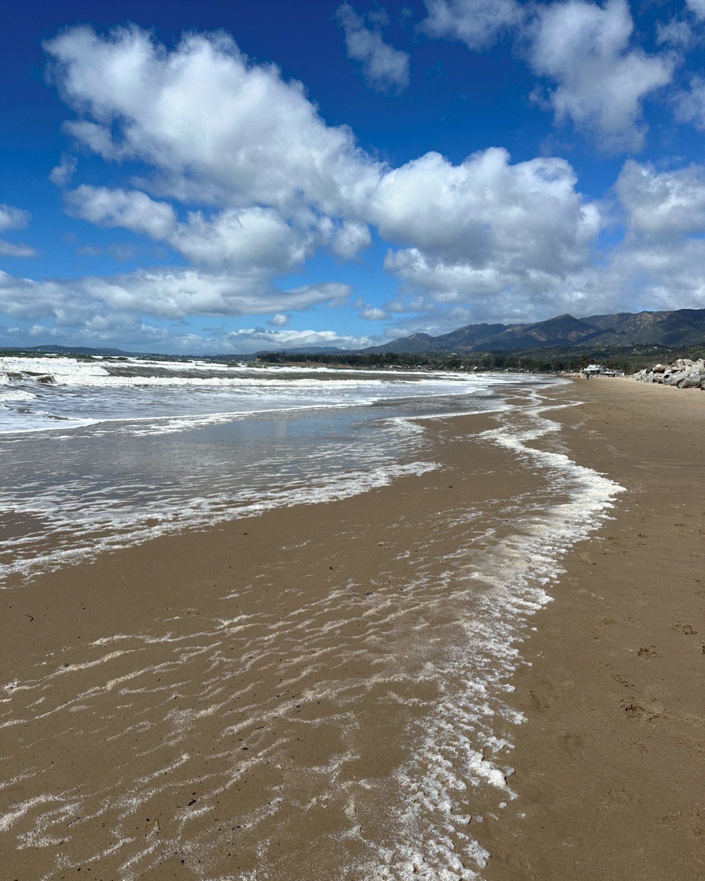 Santa Barbara in the Spring 🐚
&bull;
&bull;
&bull;
#santabarbara #beach #beachlife #hometown #beachwalk #beachclouds #805 #805living