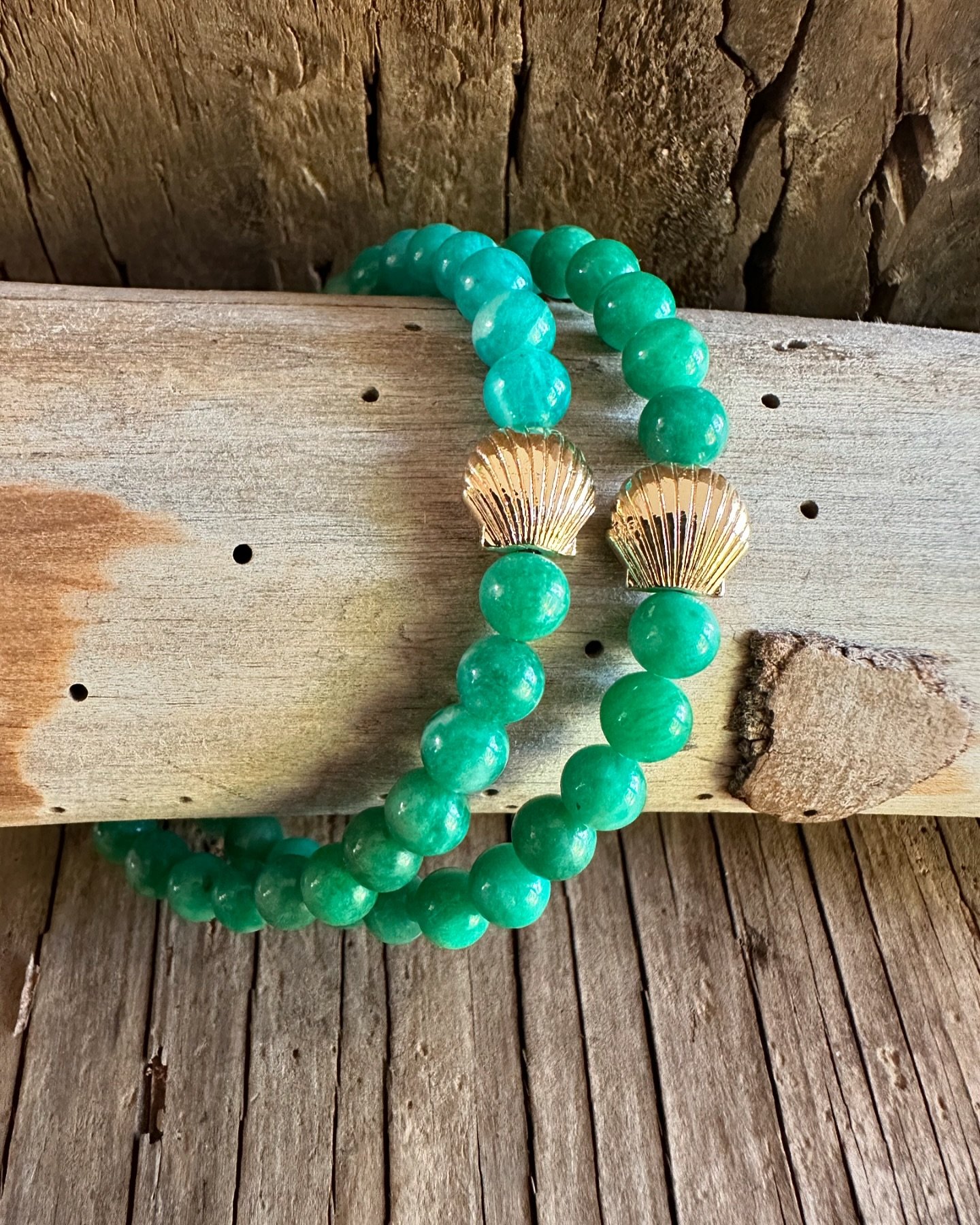 Sea Shell charm stretchy bracelets&hellip; this is just one option. There is so much more on 
www.Sirenahome.com so check it out.
&bull;
&bull;
&bull;
#shellcharmbracelet #stretchybracelets #handbeadedjewelry #smallbusiness #santabarbarajewelry #sant