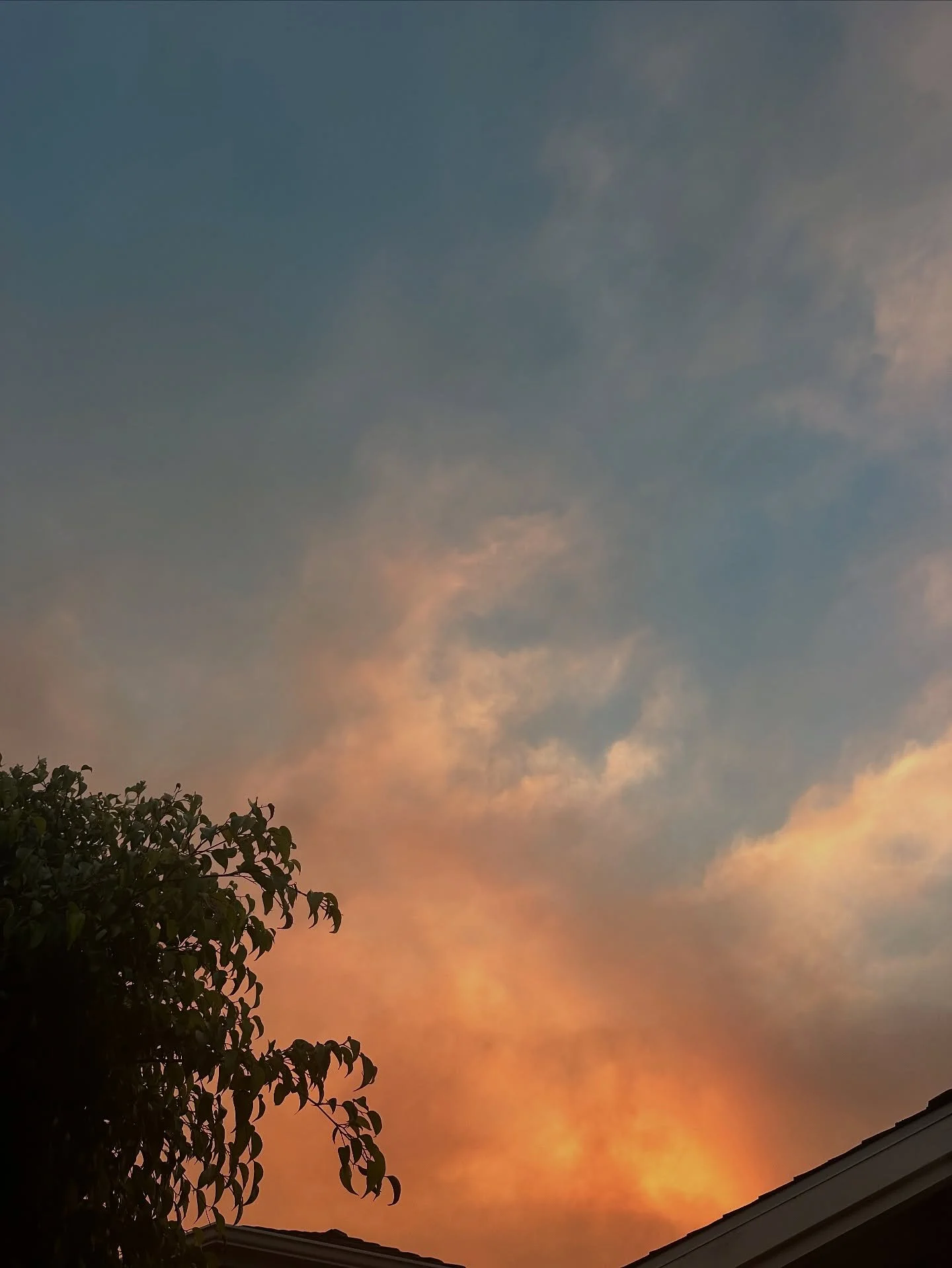 Moody colors in the sky tonight.
&bull;
&bull;
&bull;
#sky #sunset #carpinteria
