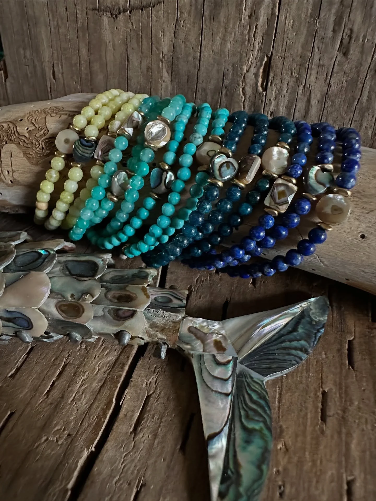 Stretchy bracelet love&hellip;so much to love.
&bull;
&bull;
&bull;
#stretchybracelets #abalonebracelet #shellbracelet #charmbracelet #gemstonestretchybracelet #gemstonejewelryforsale