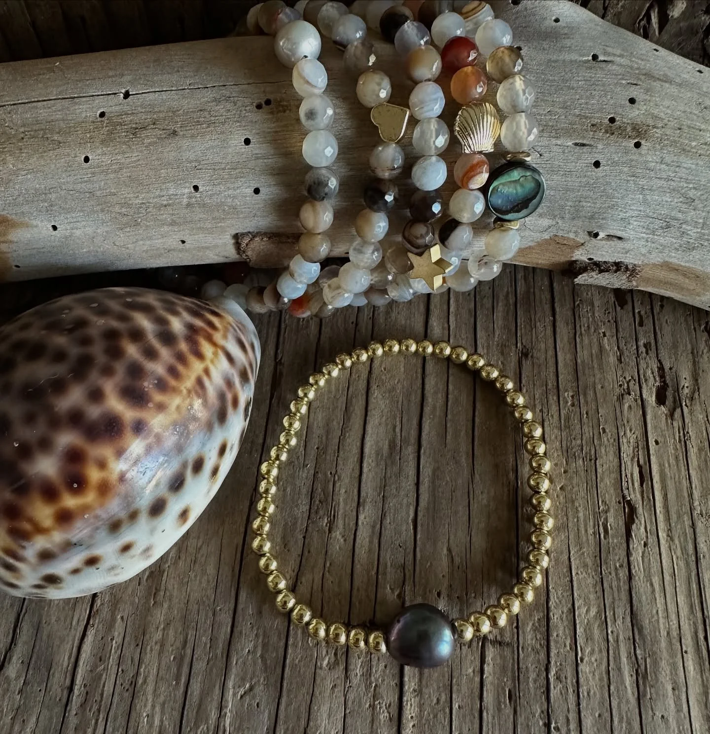 Feels a little like fall 🍂 
&bull;
&bull;
&bull;
#stretchybracelets #fallfashion #falljewelry #pearljewelry