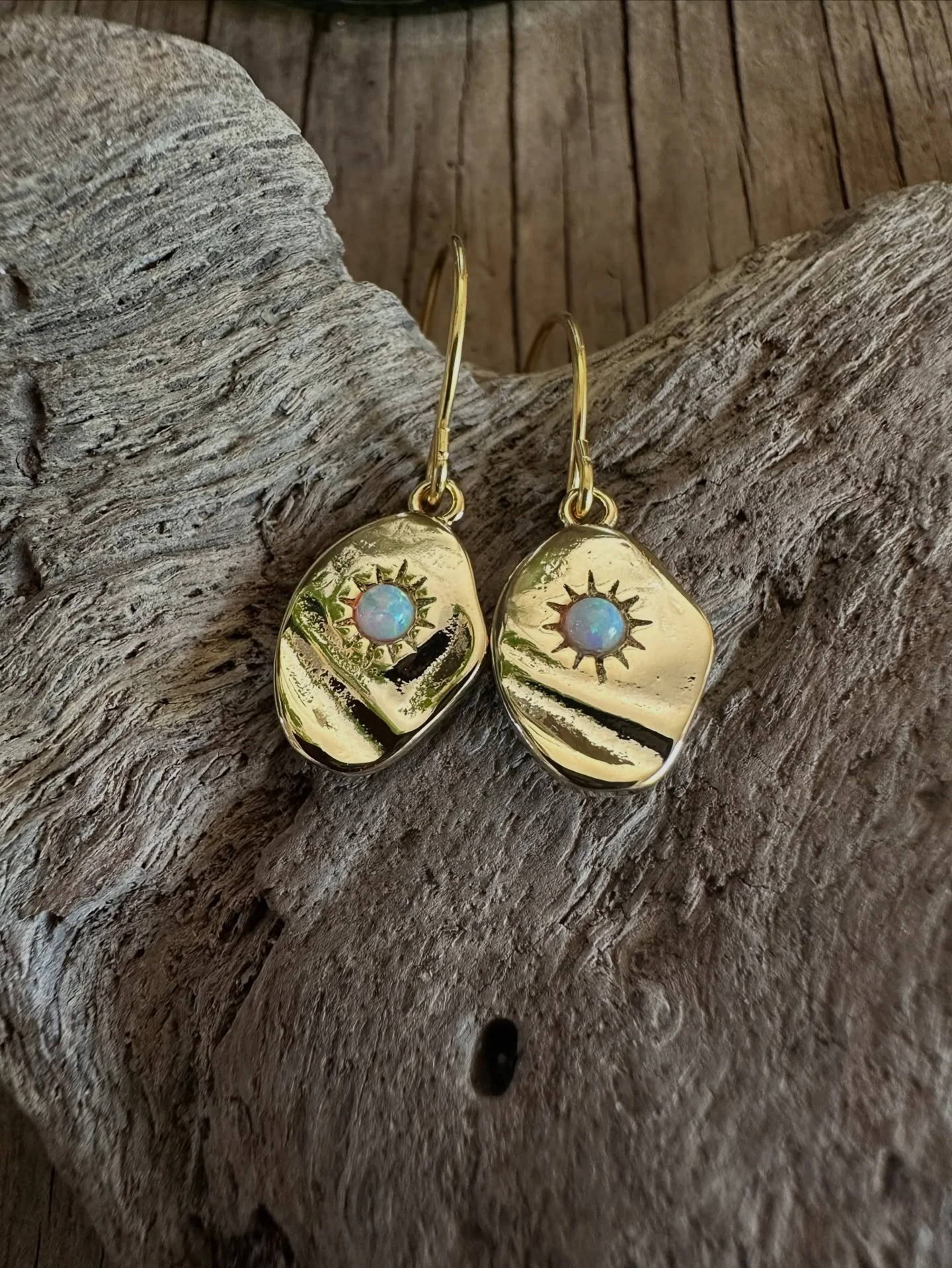 Who is ready to sparkle?
&bull;
&bull;
&bull;
#sparkle #northstarearrings #sparkleandshine #opalearrings #crystalearrings #swarovskicrystalearrings