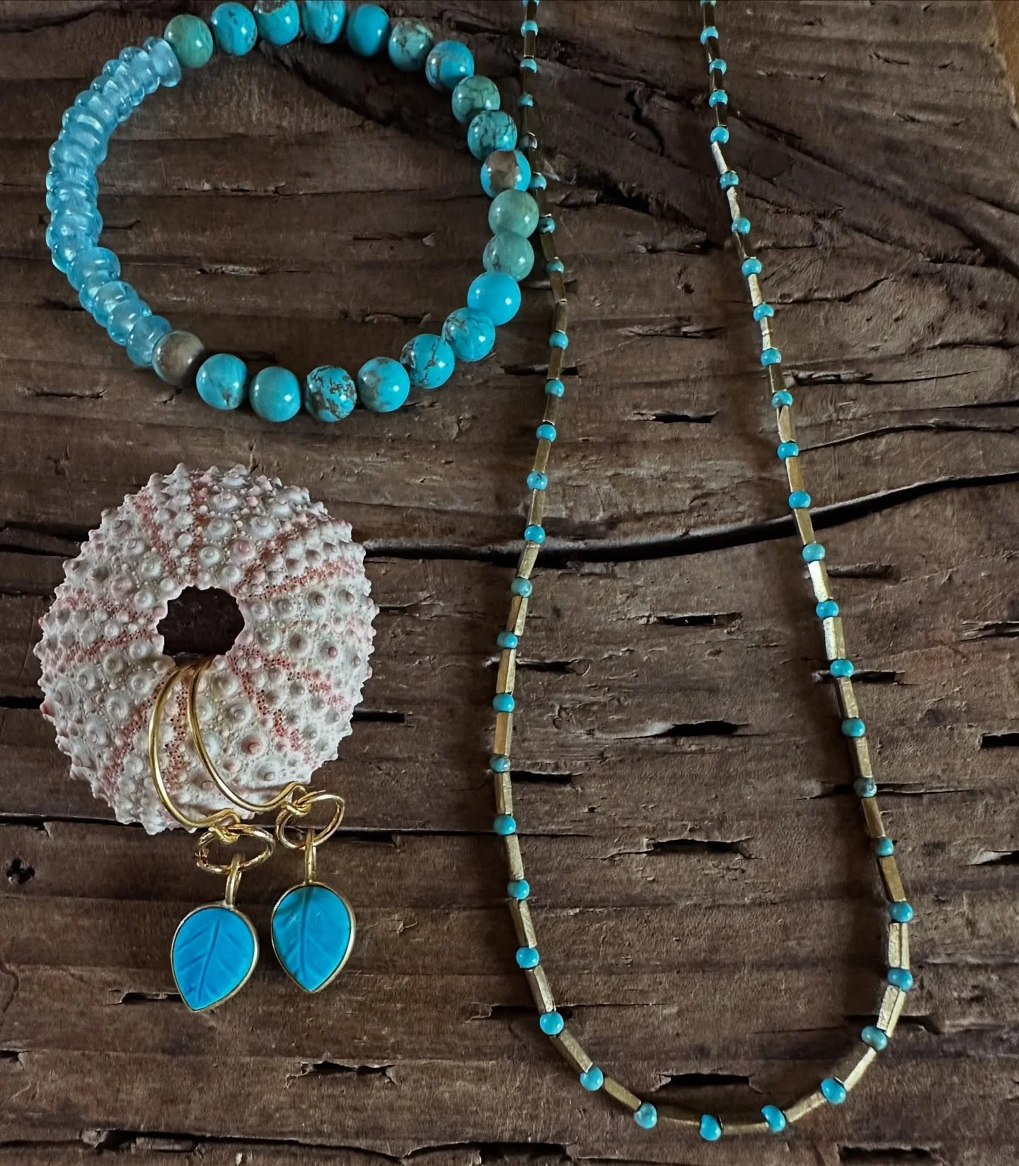 Turquoise on a perfect fall day. 
&bull;
&bull;
&bull;
#turquoise #stretchybracelet #turquoisejewelry #turquoisejewelryforsale #turquoiseearrings #brassjewelry #turqoisenecklace #handbeadedjewelry