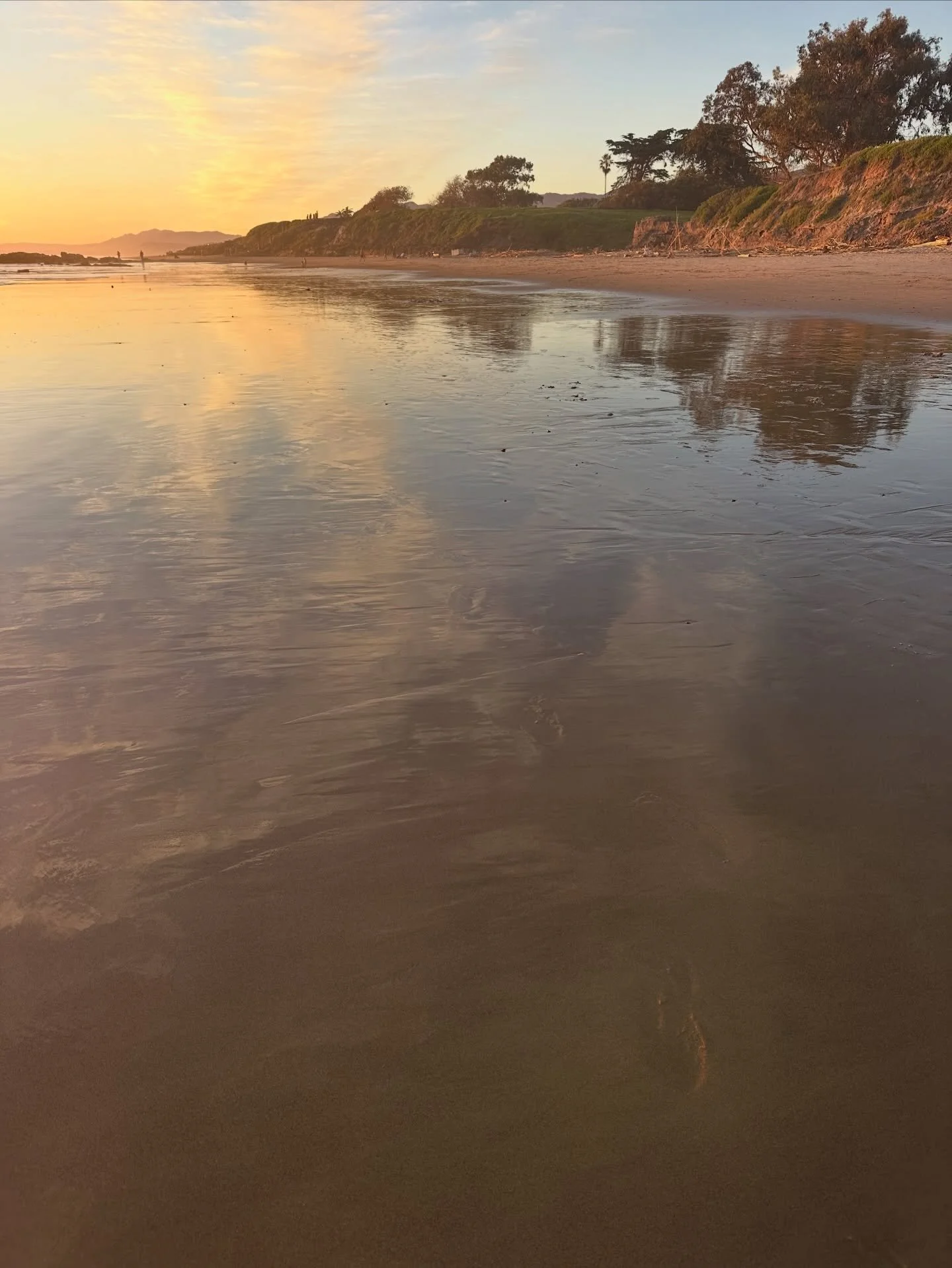 The amazing thing about living in a beach town is that everyone always gravitates and gathers when the sun sets. Giving gratitude for another day. 🌅
&bull;
&bull;
&bull;
#sunset #gratitude #beachwalk #beachlife #beachlifestyle