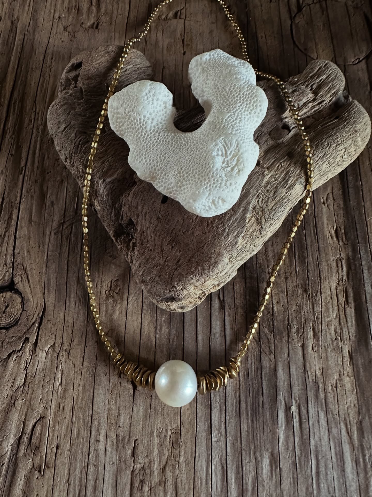 Pearl L O V E 🐚
&bull;
&bull;
&bull;
#pearlnecklace #handbraded #brassjewelry #layeringnecklace #smallbusinesslove