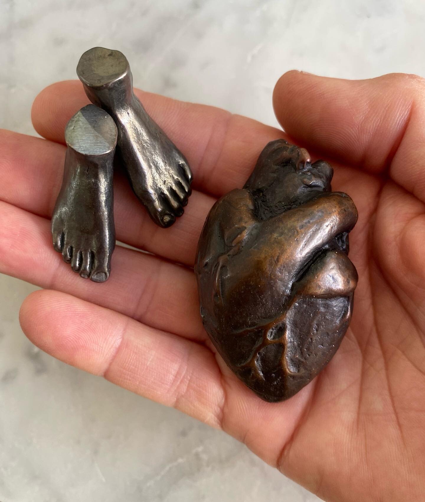 Carry. 

Hearts hands and feet, it&rsquo;s amazing this human body.

I love the idea that sculptures are meant to be touched carried and held, just like people. 

#love #strength #emotion #stand #touch #hold #carry #feet #hand #heart #sculpture #figu