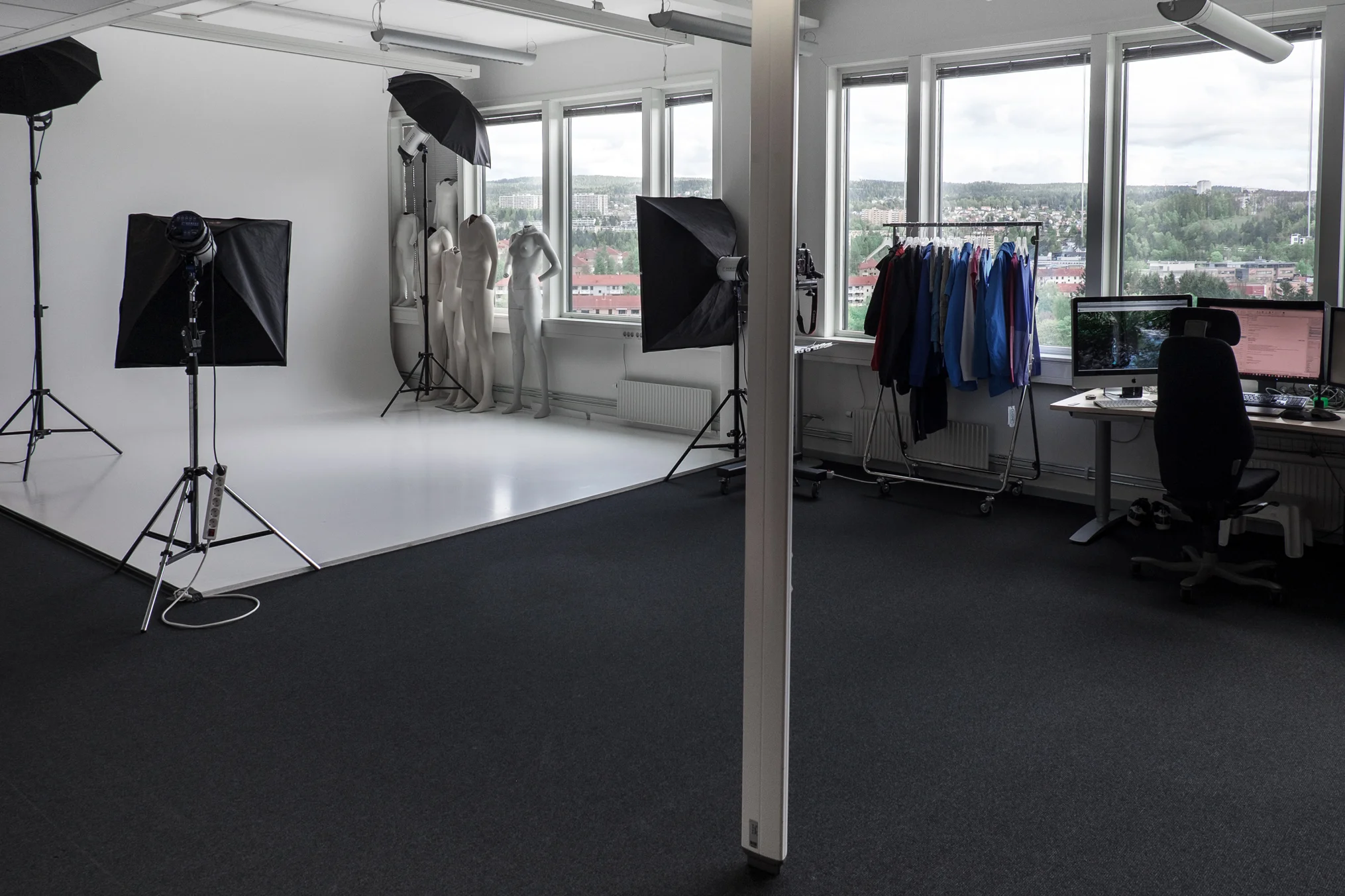 The studio walls are supplied and manufactured by Rune Skogen studiowalls.no