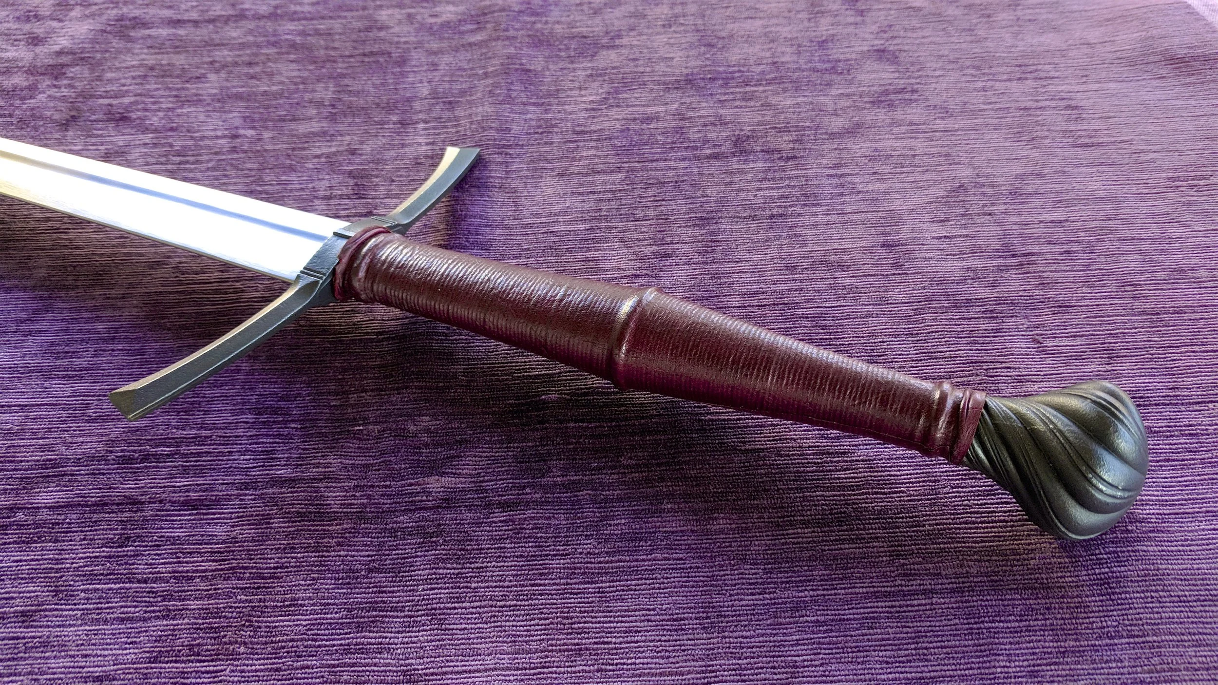 Waisted Spiral Pommel Bastard SwordRed Grip (SHARP/BLUNT) — Jesse