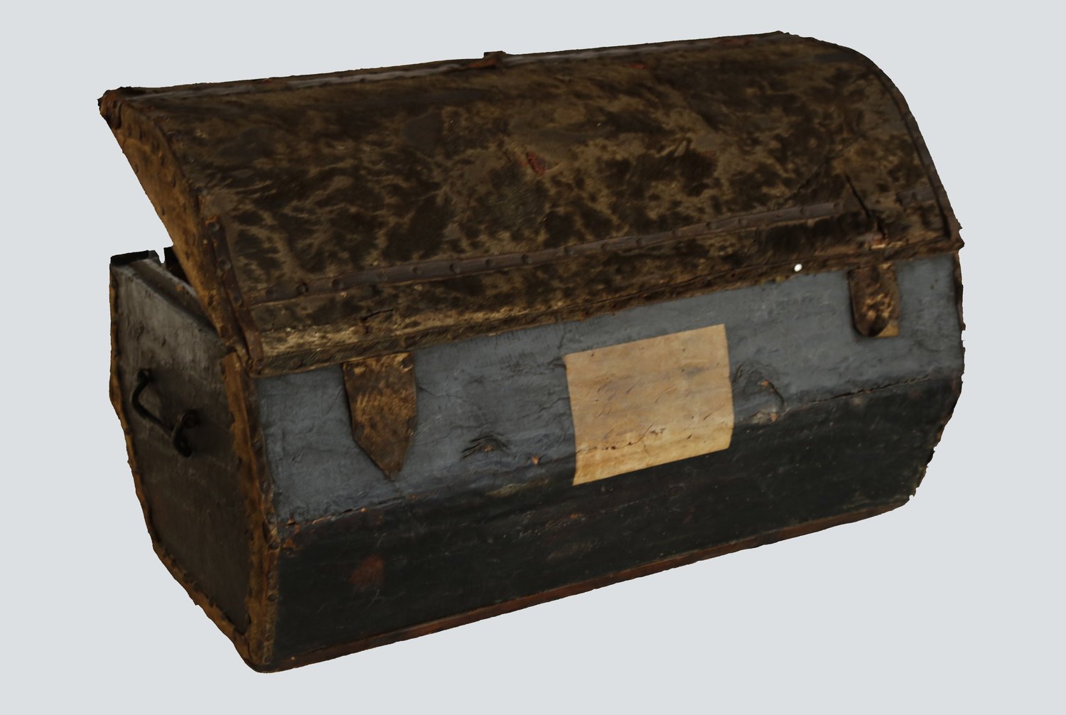     “the piggy bank”    Maria Germain and Simon de Brienne died in 1703 and 1707 respectively. Not having any children, they bequeathed their belongings to the orphanage in Delft. Among them was a trunk.  The Briennes’ trunk is a unique artefact. It 