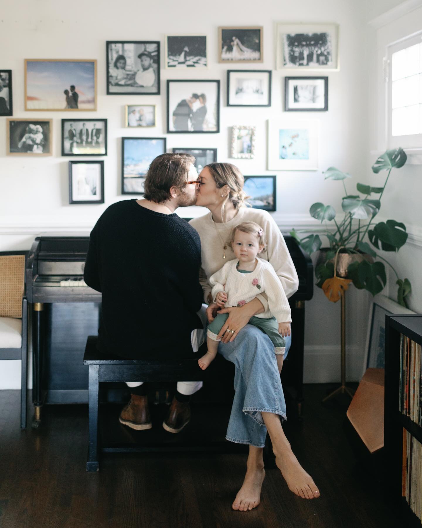 Perhaps a new favorite thing &hellip; playful at home lifestyle sessions. Obsessing over the personal touches of the moments at the piano with this talented family 🎶.