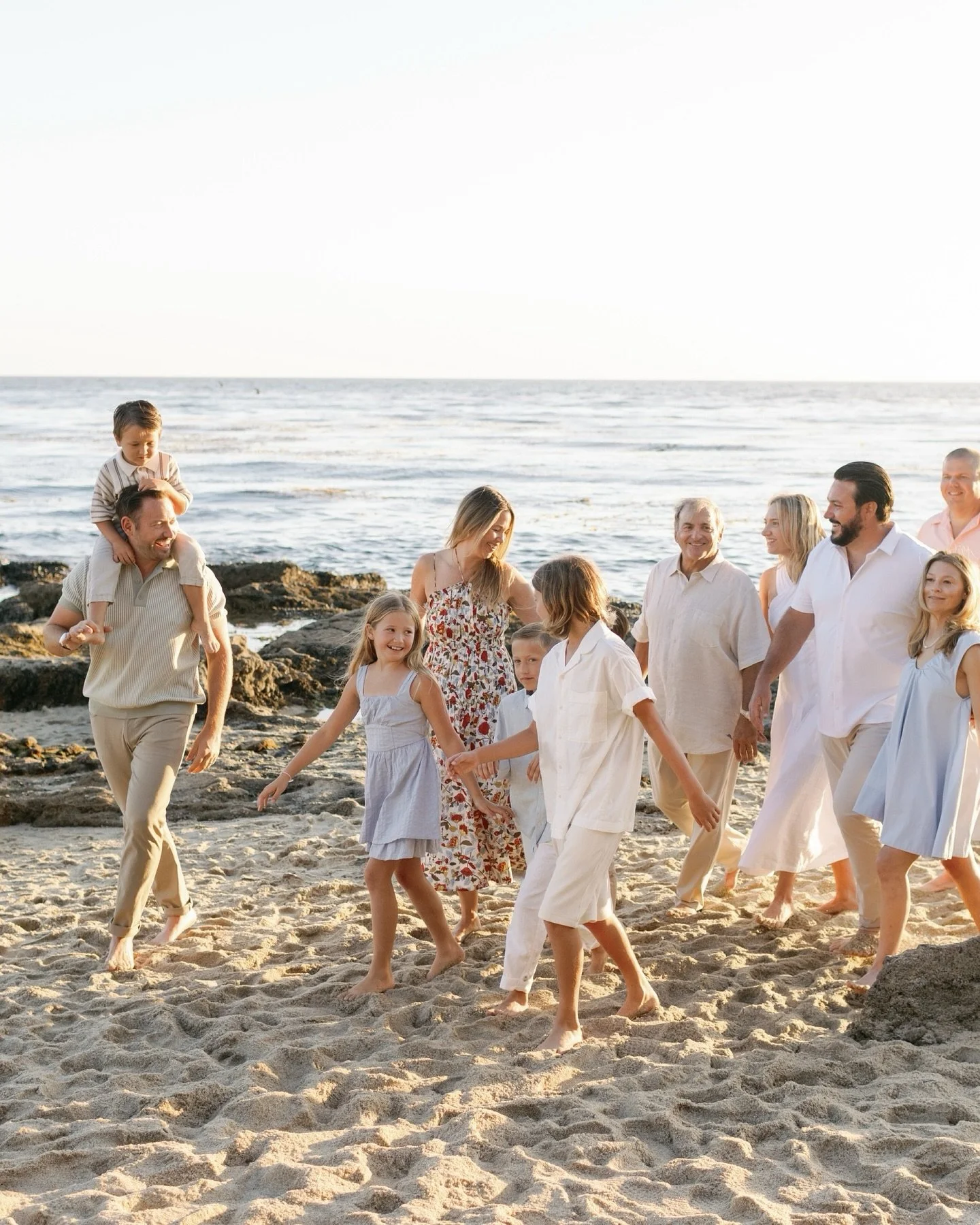 Sister, brother, cousin, auntie, uncle, papa, baby... each one irreplacable and so special. 
When the whole family is in town - family photos all together is never something you regret 💕