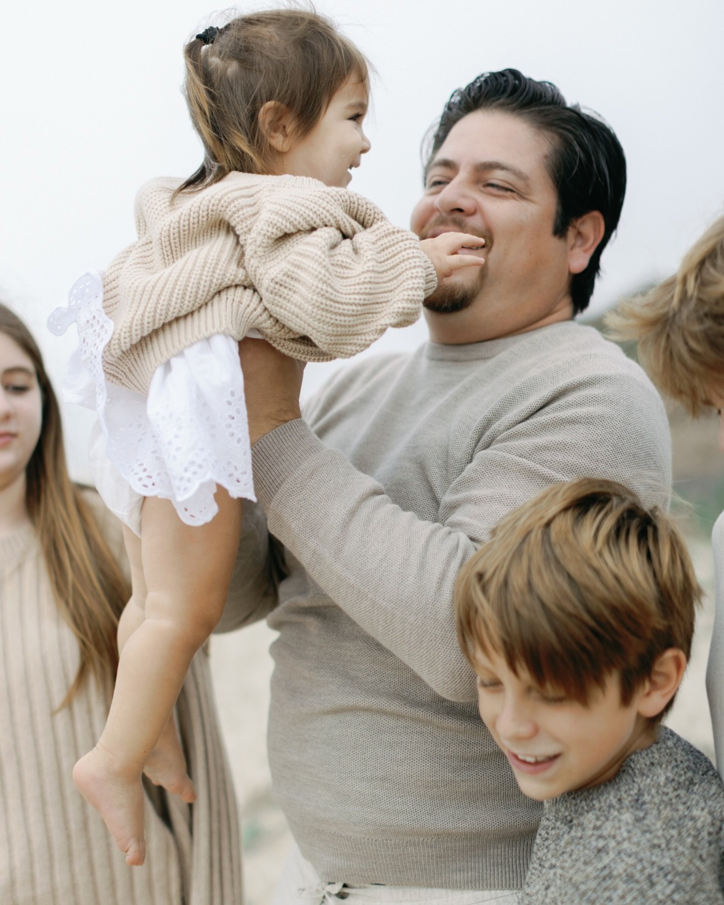 A heart full!! 
Some favorites of this dear and beautiful family @thesegovia.seven 
Such a joy capturing them year after year and watching their kids grow from behind my lense 💕