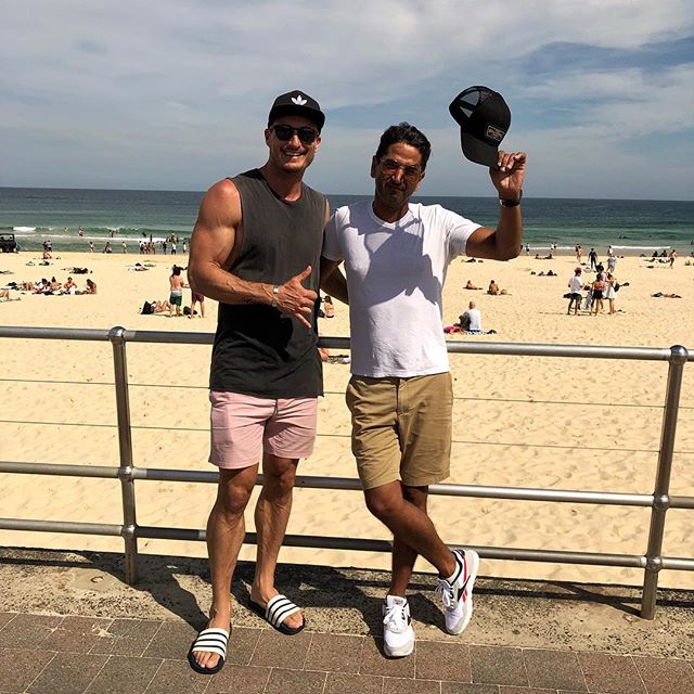 From LA 🇺🇸 to SYD 🇦🇺 Such a great surprise catching up with this legend today! So glad Bondi turned on the sunshine for you mate 😜
.
#foundmyshirt #lostmysleevestho #cantwinemall #amirightgirls