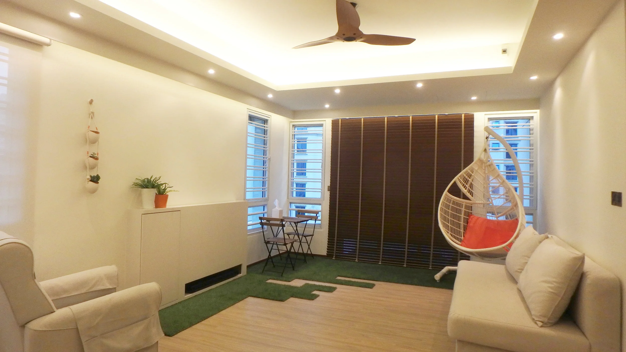 The artificial grass sends out a playful vibe and acts as a huge floor mat, trapping dust as the children wander in and out of the balcony. The TV is neatly concealed using a TV lift system.