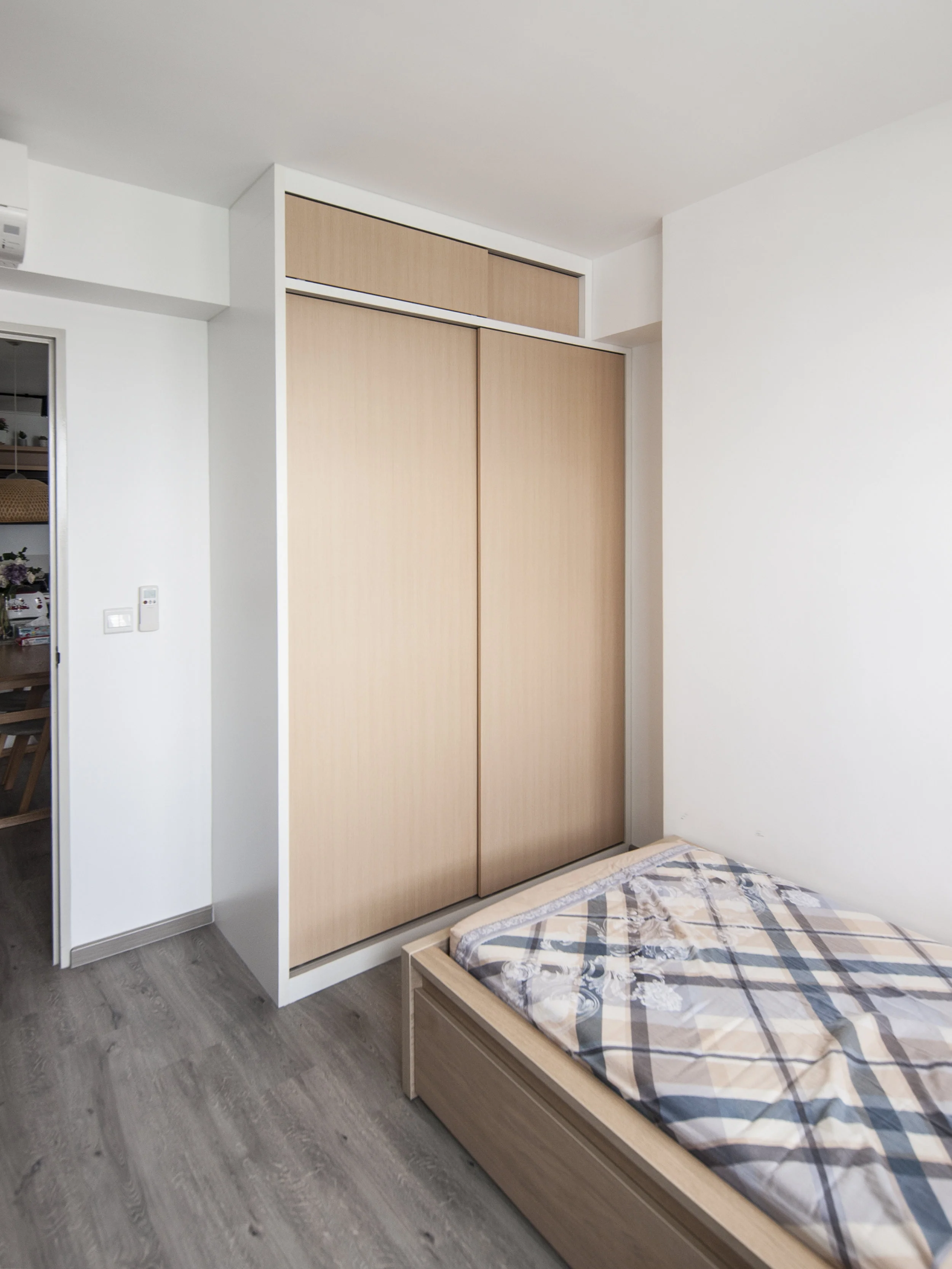 A guest bedroom.