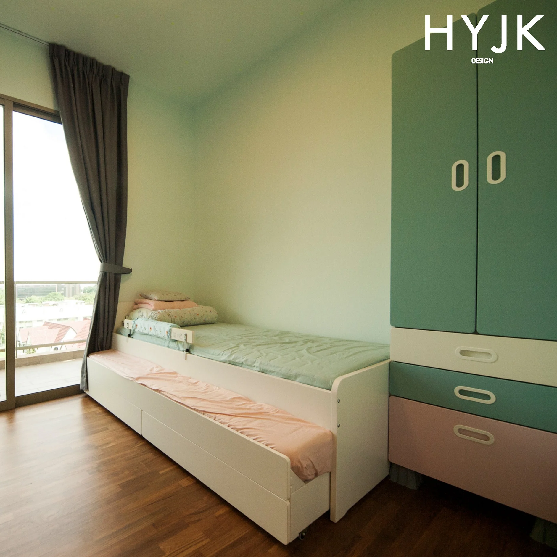 A simple pull out bed and modular wardrobe (from IKEA) makes it easy to change and increase the furniture in the room as the kids grow. (Project Memo from Sweden)