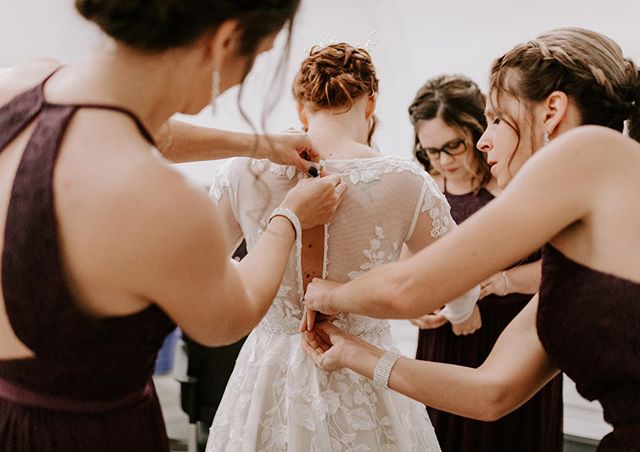 Getting a bride ready takes a village. If there&rsquo;s no bridal party, I&rsquo;ve gotten pretty good at stepping in for this role on your day 👐🏻 #speedyfingers