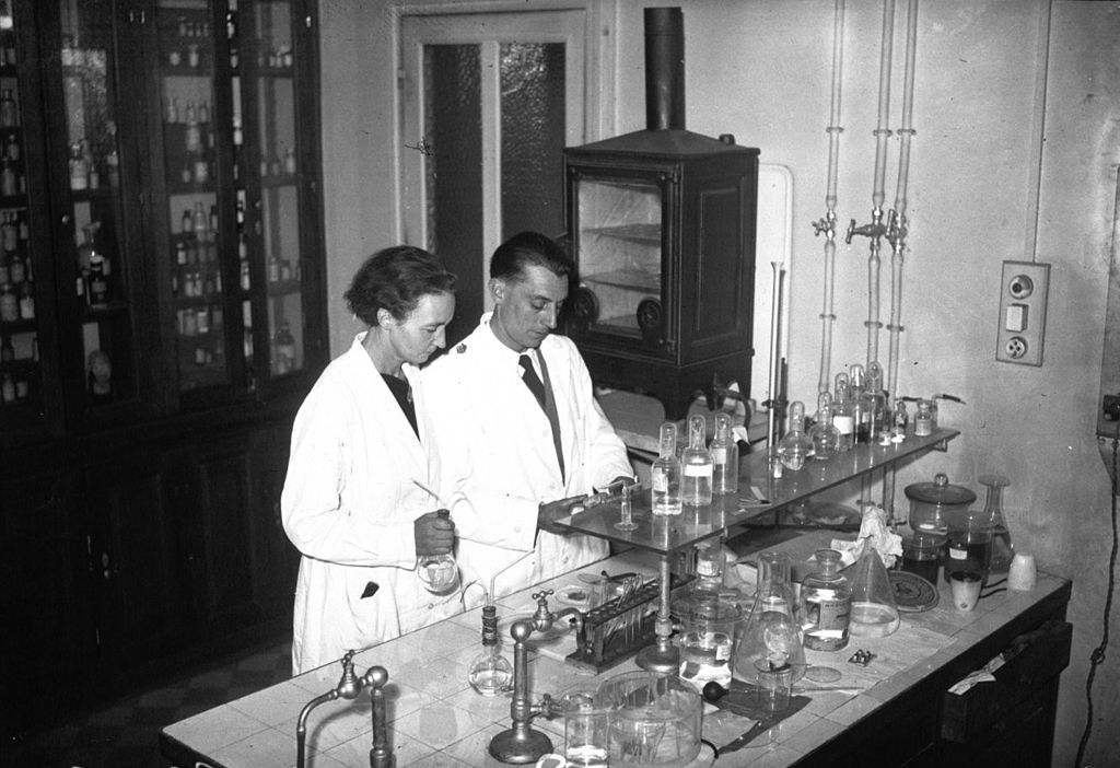 Irène and Frédéric Joliot-Curie in their laboratory in 1935. (Public domain, originally from Bibliothèque nationale de France)
