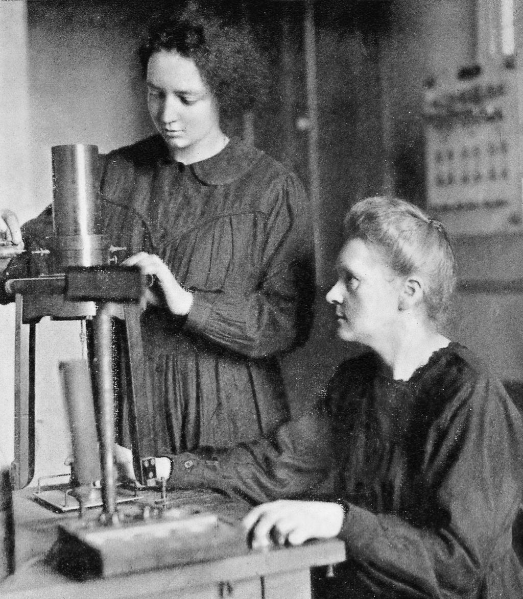 Irène helps her mother, Marie Curie with a piezo-quartz electrometer, circa 1923. Photo via the Wellcome Trust .
