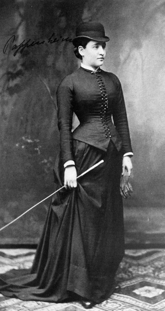 Bertha Pappenheim in 1882 (22 years old). Photography from the archive of Sanatorium Bellevue, Kreuzlingen, Germany via Wikimedia Commons.