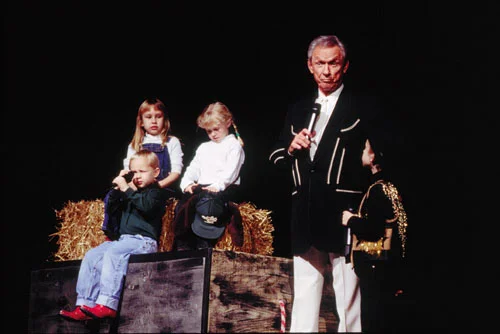 Mel Tillis performing with his grandchildren.
