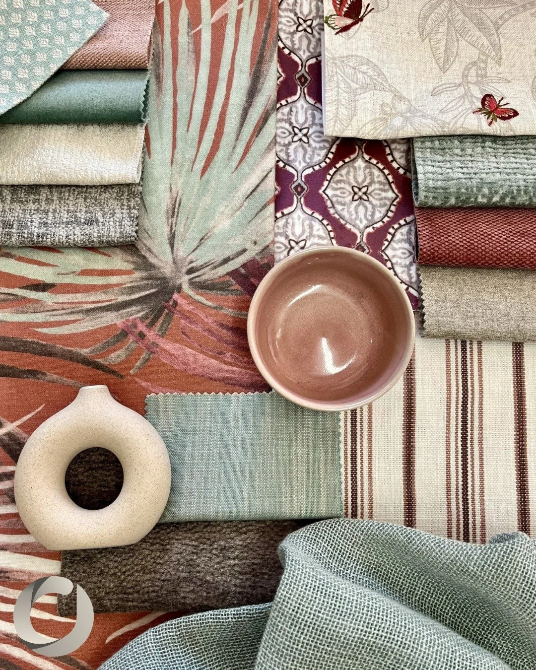 Monday magic in every thread ✨ This stunning mix of colours and textures is giving us all the creative energy we need to start the week. Fabrics that speak style, soul, and sophistication.
Featured fabrics are:

Azumi Tigers Eye | Jasmine
Jones Apric