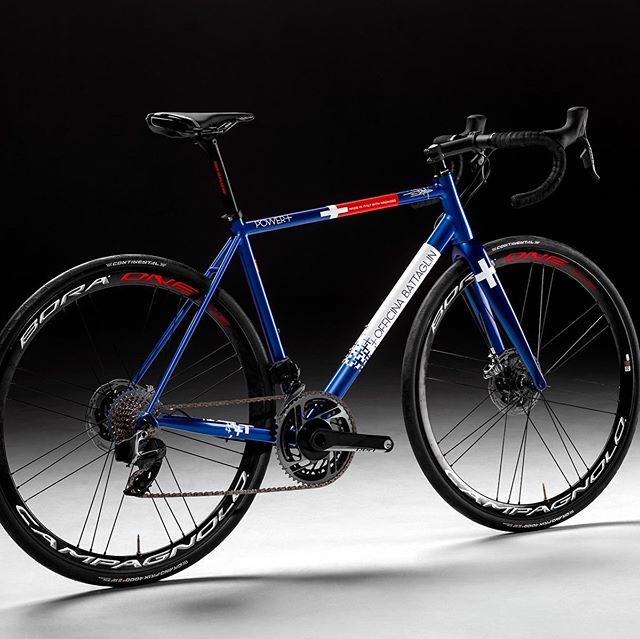 Here’s the perfect mix of traditional frame building techniques and the latest cycling technology: a custom Power+ Disc assembled with the all-new Sram Red Etap 12 speed AXS. The Campagnolo Bora One 35 wheels complete the build. What a beauty!
#steelbikes #custombike #officinabattaglin #battaglin #sramredetapaxs #sramredetap #campagnolobora