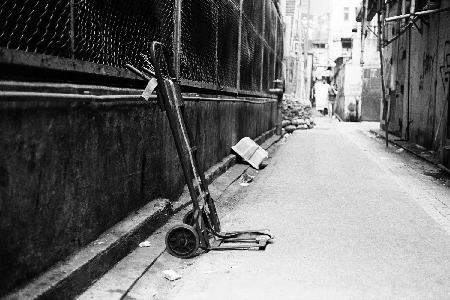 Backalley in Hong Kong - Yashica Electro 35 - Kodak TX400 - XTOL 1:1 - Kodak Pakon Scanner