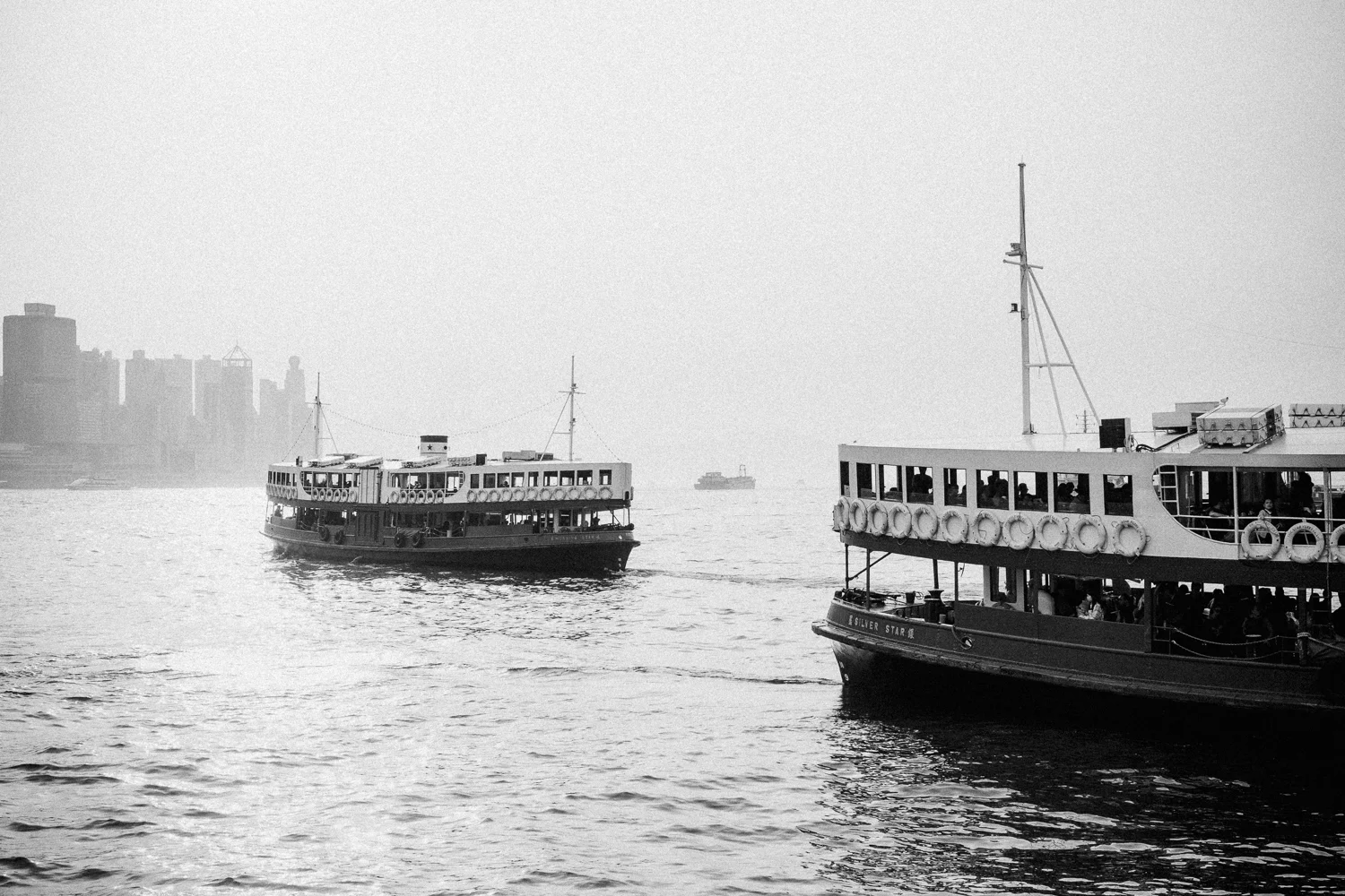 The grain and mood, all correspond to the real look of a Kodak TX400 scan. Wonderful simulation of this legendary black and white film.