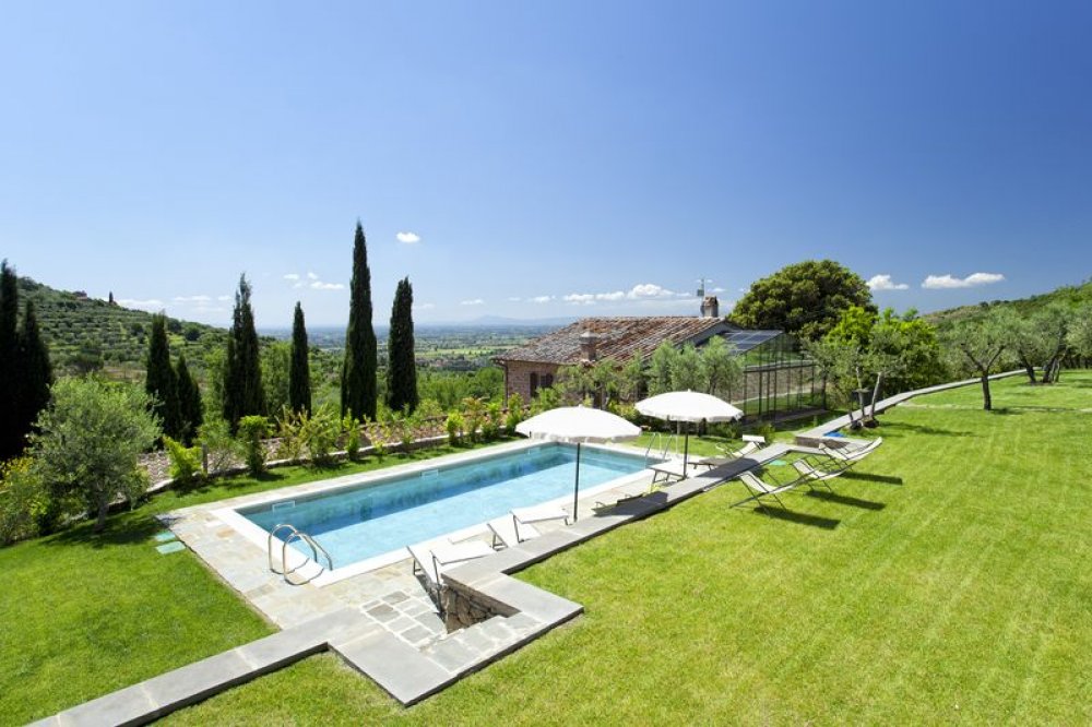 cortona-villa-pool-and-view.jpg