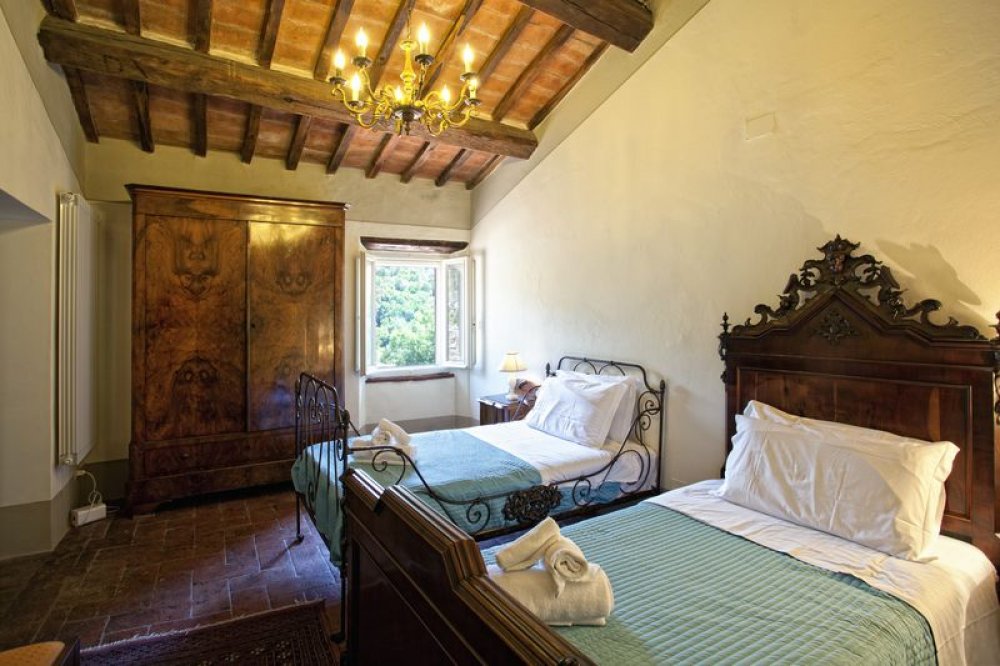 cortona-villa-twin-bedroom-2.jpg