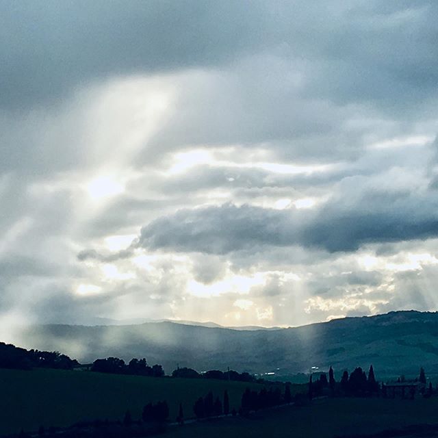 AUTUMN IN TUSCANY// Carlo and I had a great day out in Val&rsquo;dorcia visiting Montepulciano, lunch at one of our favourite restaurants Daria&rsquo;s in Monticchiello. Stunning scenery and amazing natural light. Chili days but still so amazing!!