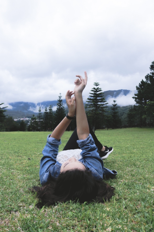 Graceful hands. Photo by Ian Espinosa .