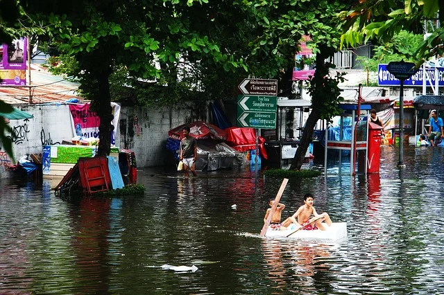 Monsoonal flooding afflicts the poor in Southeast Asia. Photo by Terimahkasih0 .