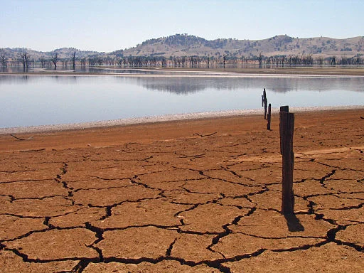 Drought-affected Lake Hume, Upper Murray River, Australia. Pic suburbanbloke