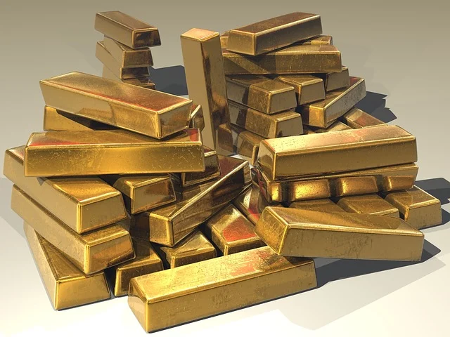 Stacks of inedible, shiny, yellow stuff. Illustration by Stevebidmead .