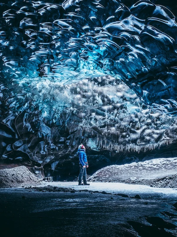 Guided tour in Iceland. Photo by Tom Grimbert .