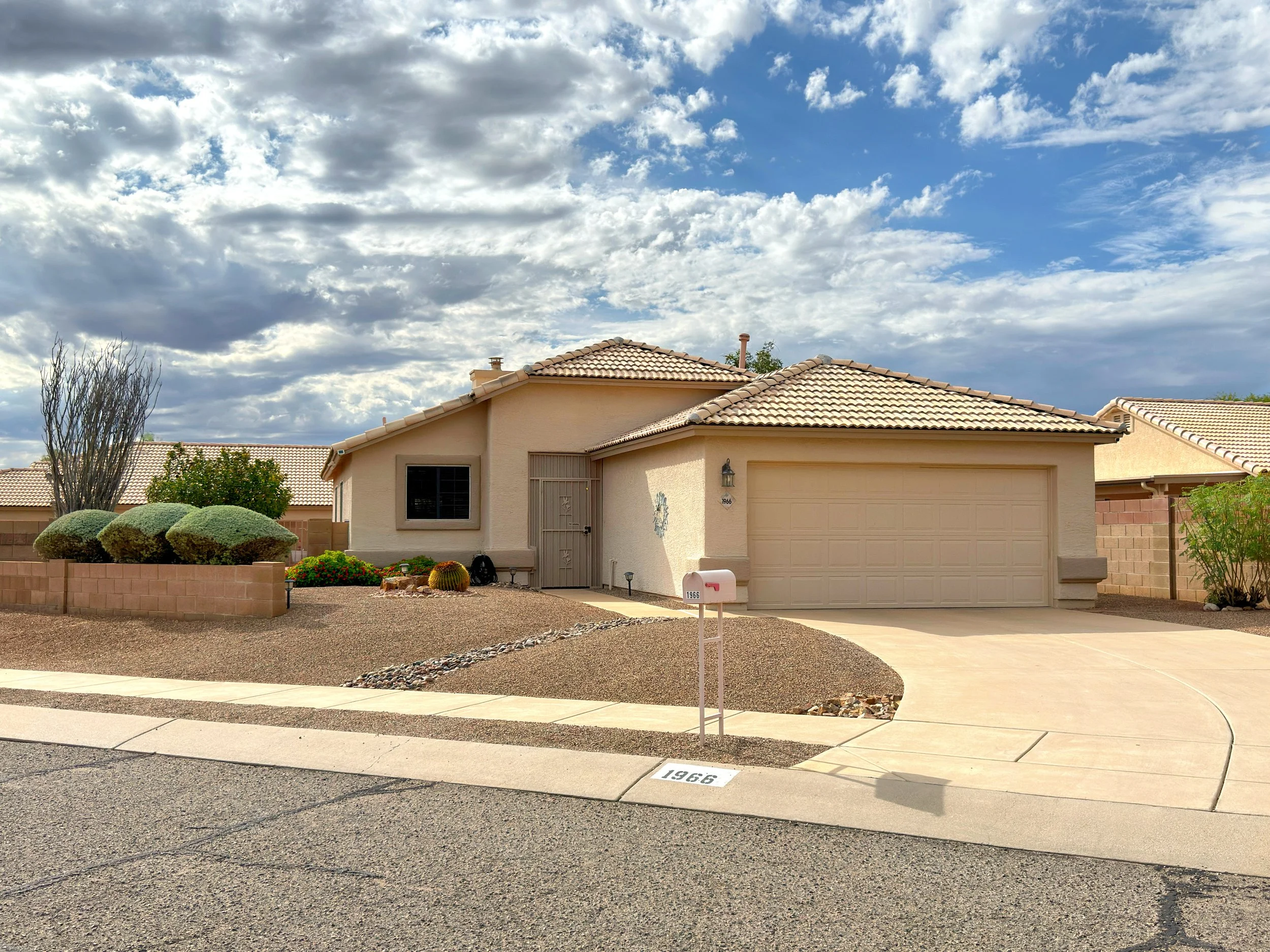 1966 W Cholla Vista Drive, Tucson, AZ 85704  |  2 Bed 2 Bath  |  1,313 SqFt