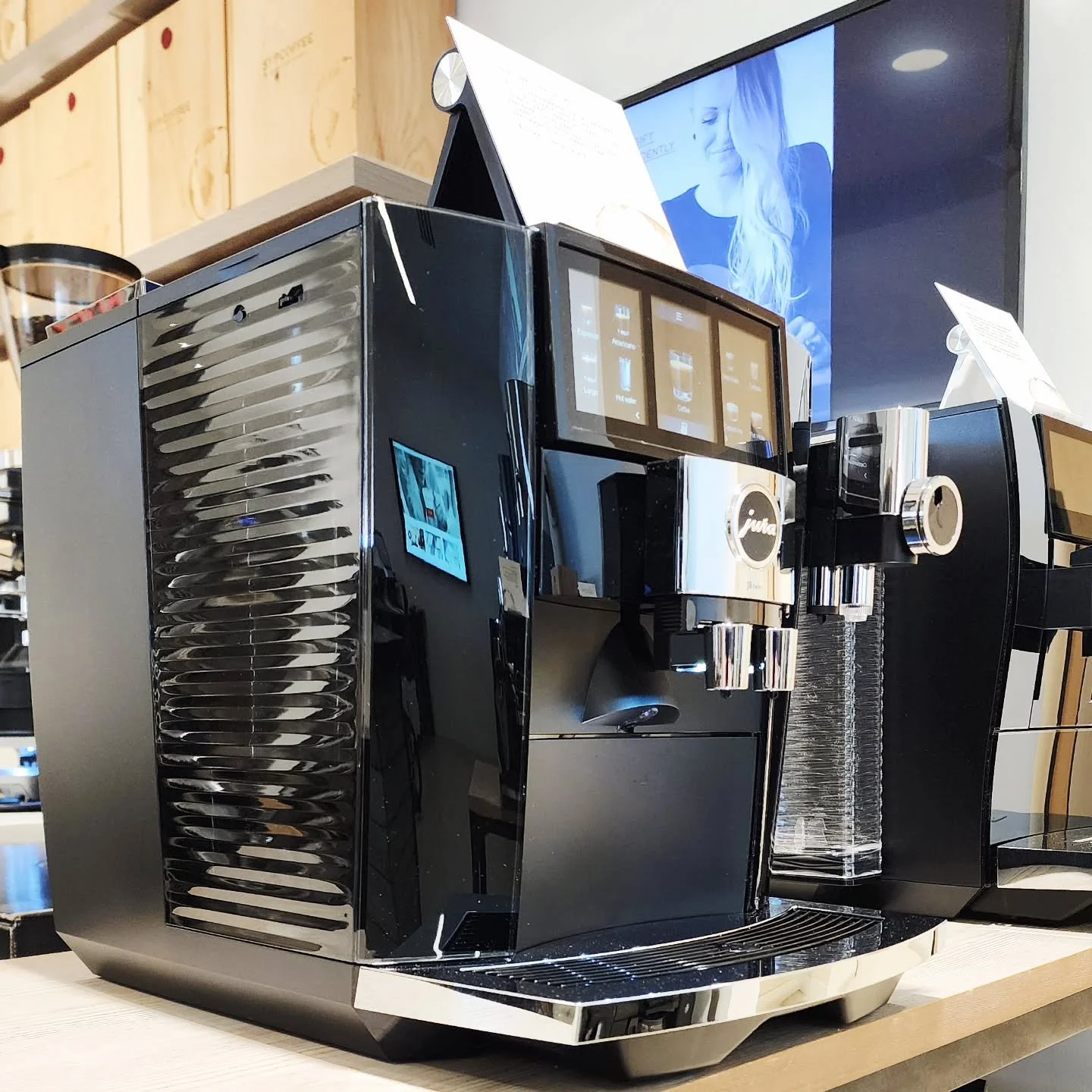 Congratulations to the new owner of this Open Box beauty, @jura_coffee_us stunning J8 Twin. We ❤️ this particular Superautomatic for its 2! conical grinders which allow you to blend 2 different beans in the same drink selection! and feature JURA's la