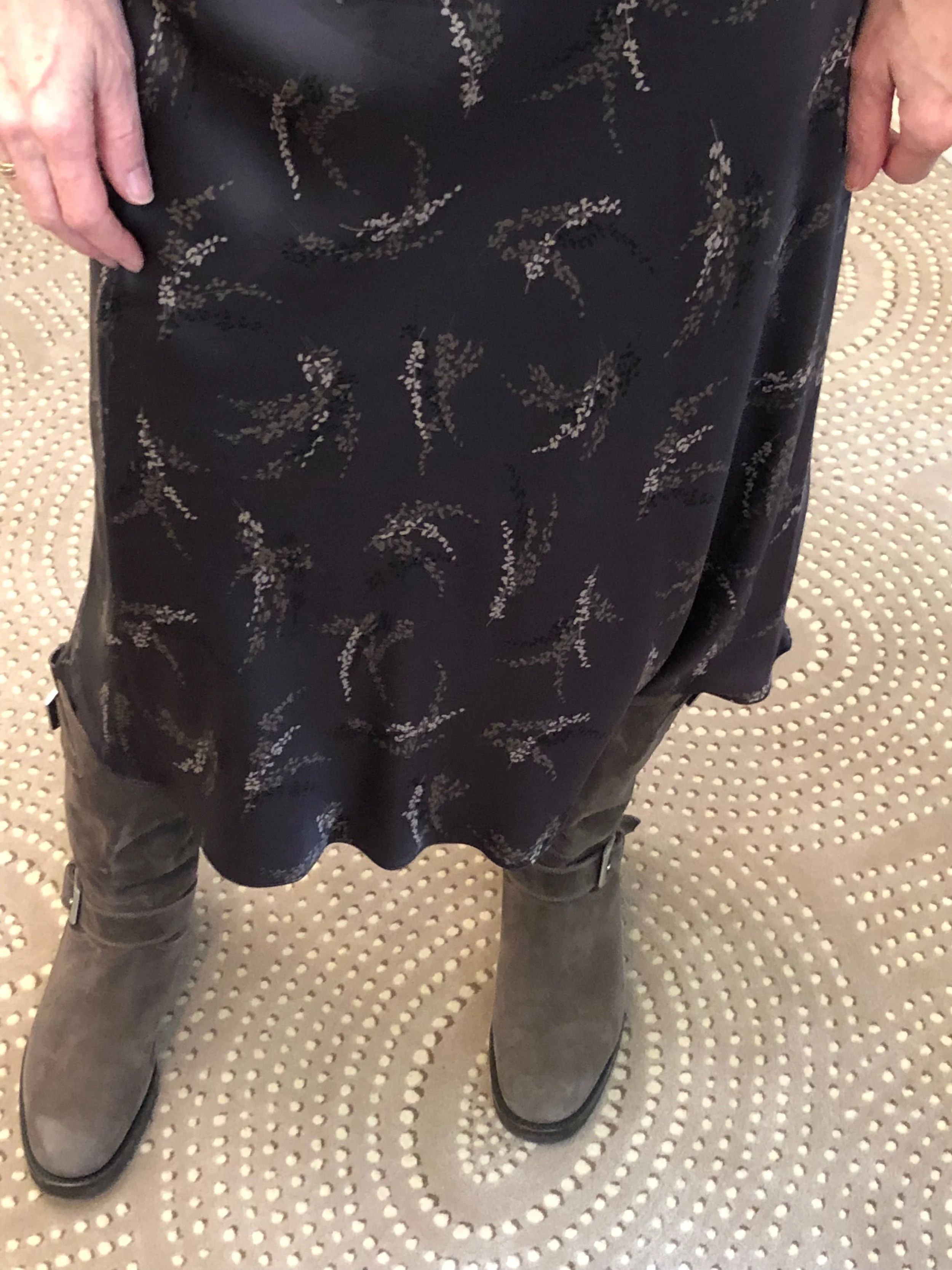 No heel, mid-calf boot