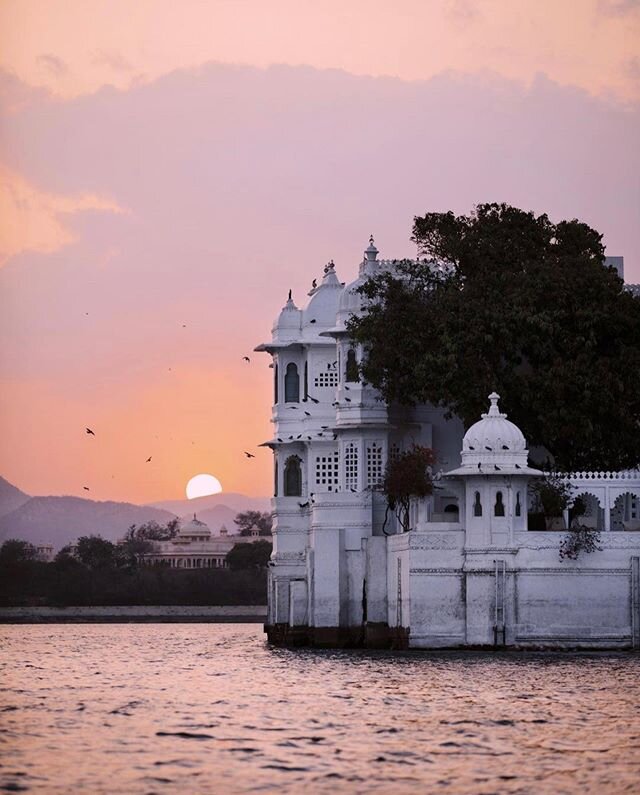 Every now and then, you find yourself in a moment so magical, you can&rsquo;t quite believe your eyes. Golden hour in Udaipur 💫 #TheAdventuresofUs
