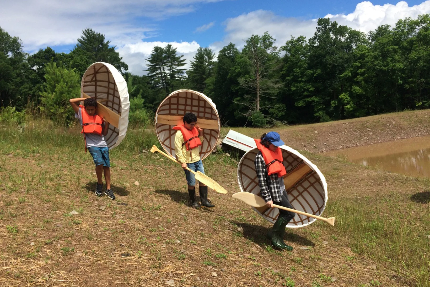 2016 Pond Session: Building Coracles with Resident Artist in Complex(ity), Gina Siepel. Photograph courtesy of Mildred’s Lane.