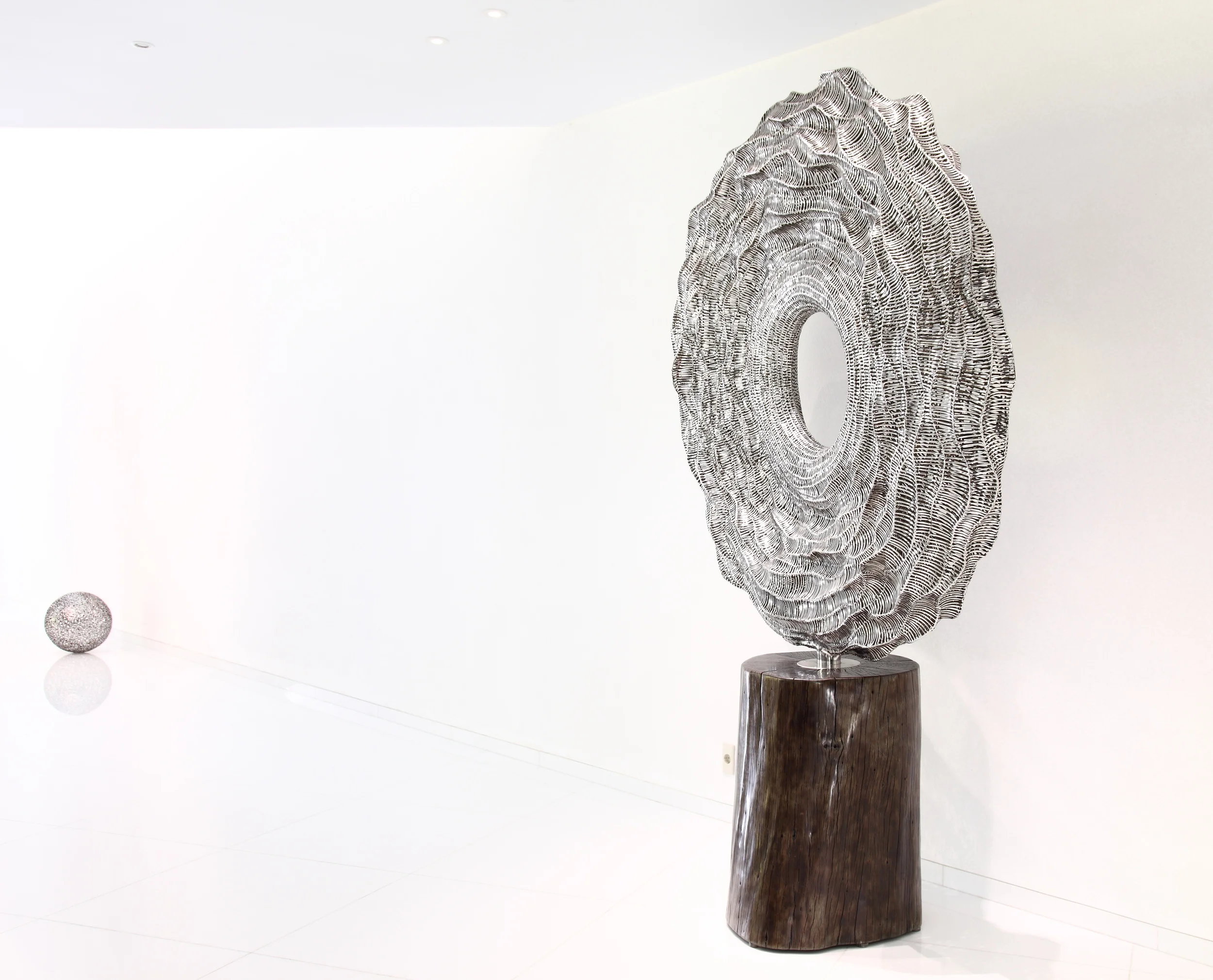 Epicentrum (Stainless Steel & Teak Base, 180x160x30 cm)