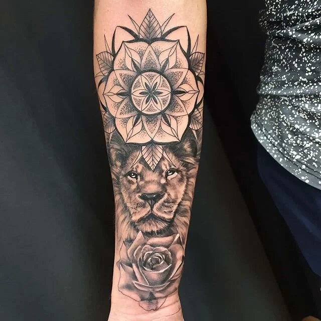 Today's fun 😊 
#liontattoo #mandalatattoo #tattoo #lions #mandala #blackandgreyrealism #blackandgreytattoo #forearmtattoo #rosetattoos #brisbanetattoo #brisbane #brisbanetattooart #femaletattooer