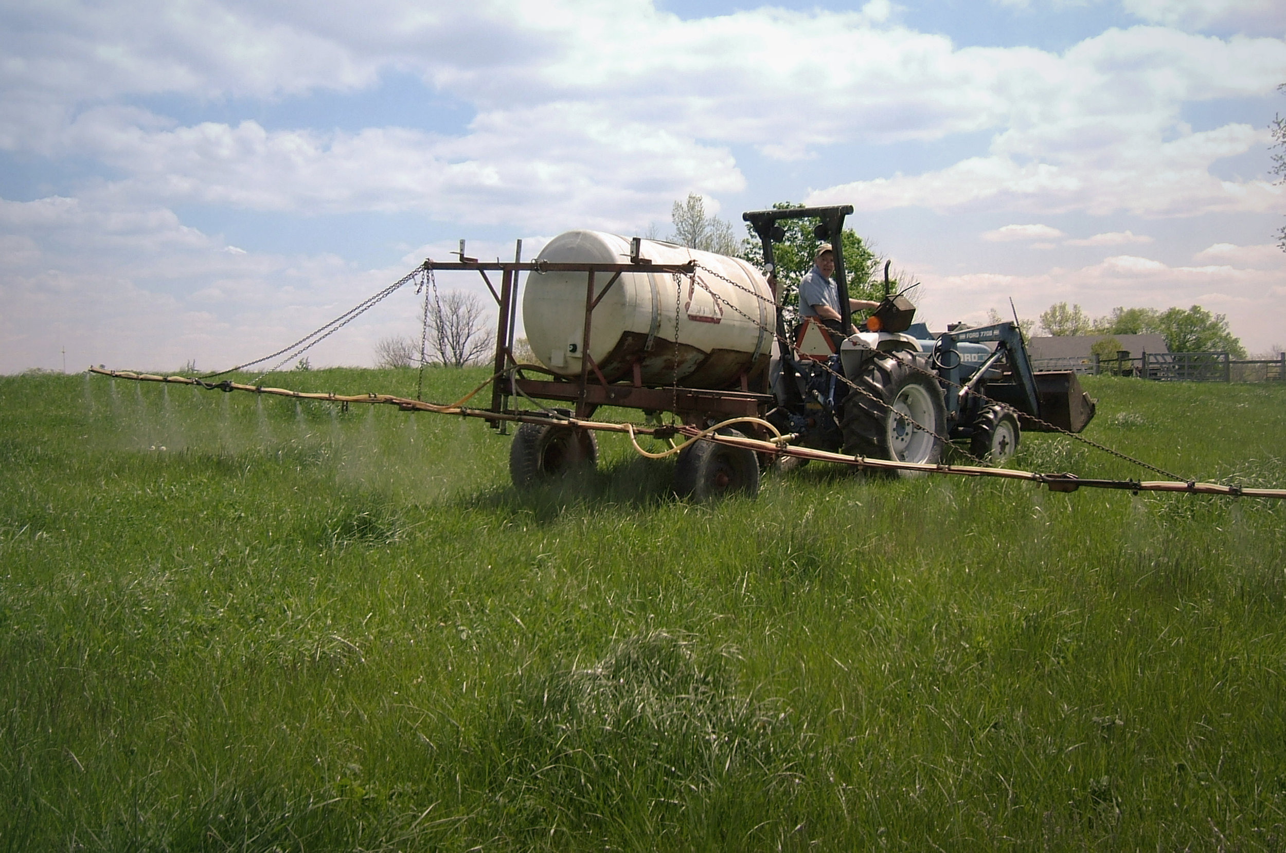 Spraying organic liquid fertilizers on pastures 