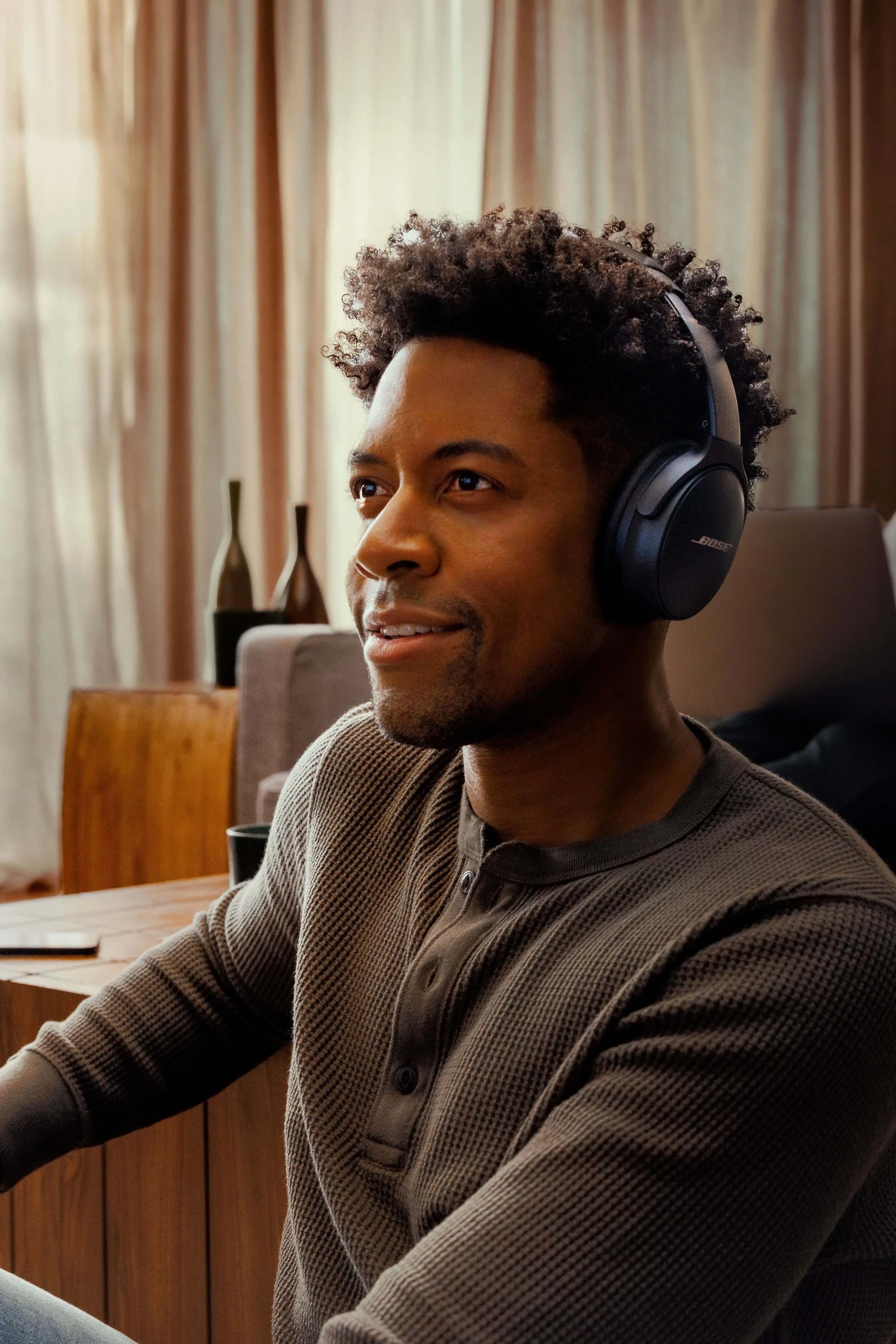 LivingRoom1_Talent_03_Headphone+EVO_1900_V1-1.jpg