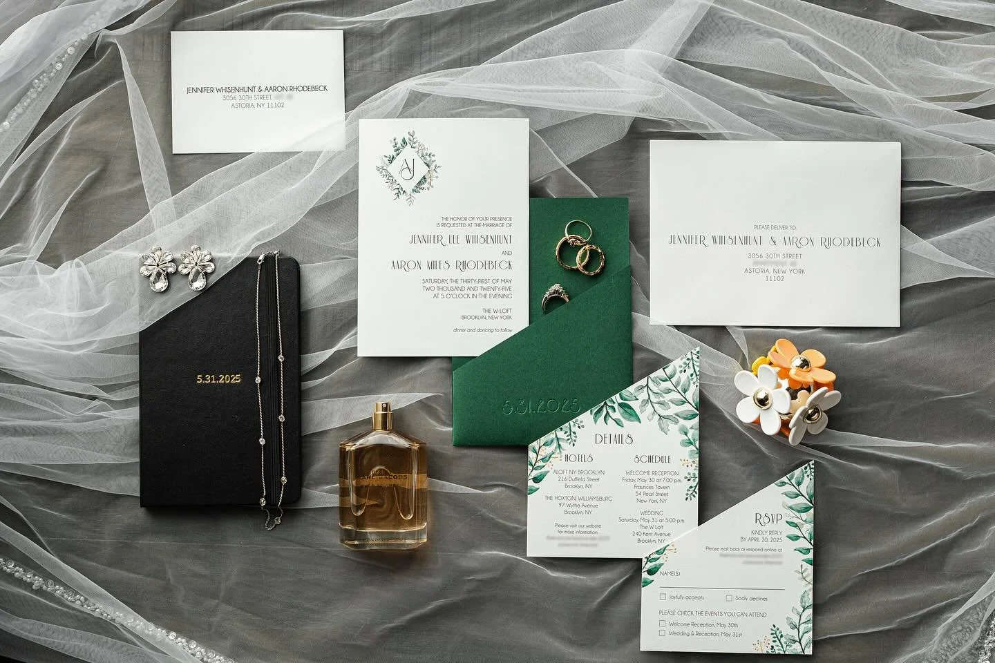 Wedding suite reveal! Invite design + wedding planning = chaos. But the green angled pockets? Had to have them. Zero regrets. 

s/o to @weddingsbyhanel for the first photo! 🥰